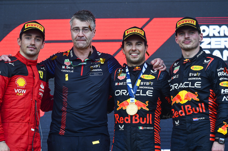 F1第4戦アゼルバイジャンGPを制したレッドブルのセルジオ・ペレス（写真右から2番目）、2位に入ったレッドブルのマックス・フェルスタッペン（同右端）、3位でレースを終えたフェラーリのシャルル・ルクレール（同左端）。（Photo=Getty Images / Red Bull Content Pool）