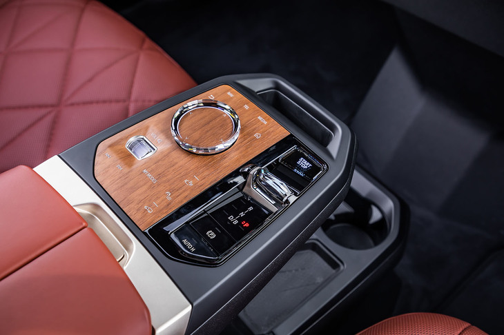 ダッシュボード上のタッチ機能付きコントロールパネルで、インフォテインメントシステムなどの操作が行えると同時に、「iDrive」のダイヤル式コントローラーもセンターコンソールパネルに残されている。シフトセレクターは、クリスタル仕上げのトグルスイッチタイプとなる。