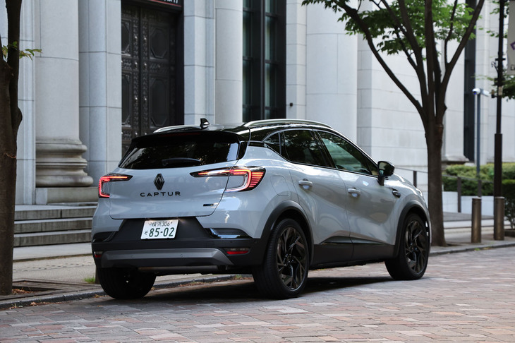 今回の試乗車両がまとっていたボディーカラーは「グリラファルM」。これを含め「キャプチャー エスプリ アルピーヌ フルハイブリッドE-TECH」には3種類の外板色が設定されている。