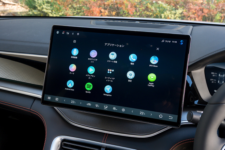 ダッシュ中央のタッチスクリーンは15.6インチ。電動で縦長スタイルへと回転できるギミックはなくなってしまった。
