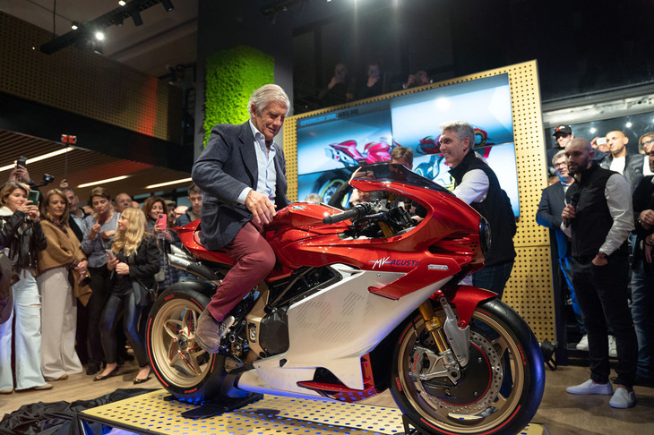 EICMA開催直前にKTMグループからの出資を受けるニュースが発表され、大いに話題となったMVアグスタ。いつもは会場に巨大なブースを展開するが、今年はEICMAには参加しないこともニュースとなった。しかしMVアグスタは、プレスデー初日が終了した後に、ミラノにあるディーラーでメディアや関係者を招いてニューモデルの発表会を開催。そこで発表されたのが、コンセプトモデルであるこの「MVアグスタ・スーパーベローチェ1000セリエ オロ」だ。800cc並列3気筒エンジンを、ネオクラシックなフルカウルボディーで包んで登場して人気となった「スーパーベローチェ」のスタイリングを継承しつつ、新たに1972年にロードレース世界選手権（現MotoGP）に登場したMVアグスタのレーシングマシン「MV500」からインスピレーションを得たというウイングレットを装着。エンジンやフレームは、排気量998ccの並列4気筒エンジンを搭載した「ブルターレ1000RR」がベースだ。前後にオーリンズ製サスペンションを搭載するほか、最新の電子制御デバイスも搭載する。