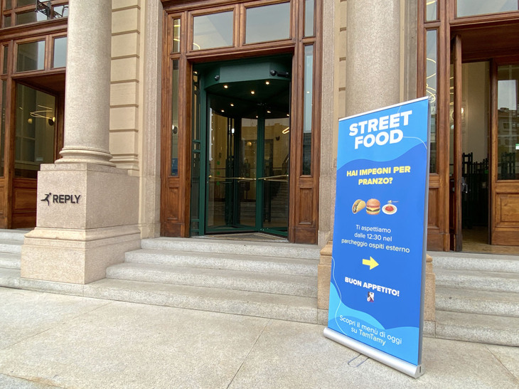 「ストリートフードあり」を示すのぼり。