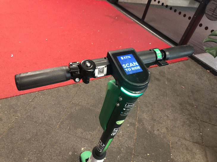 ディスプレイには、バーコードのスキャンを促すメッセージと、現在のバッテリー残量が。