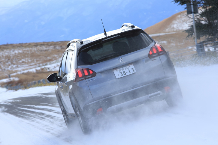 見晴台を後にする「プジョー2008」。サマータイヤと冬用タイヤの性能を併せ持つオールシーズンタイヤは、季節の変化が大きい日本のユーザーの行動範囲を広げてくれるかもしれない。