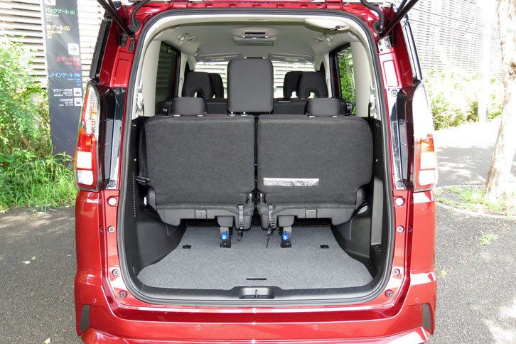日産セレナ ハイウェイスターG（ラゲッジスペース 3列目使用時）