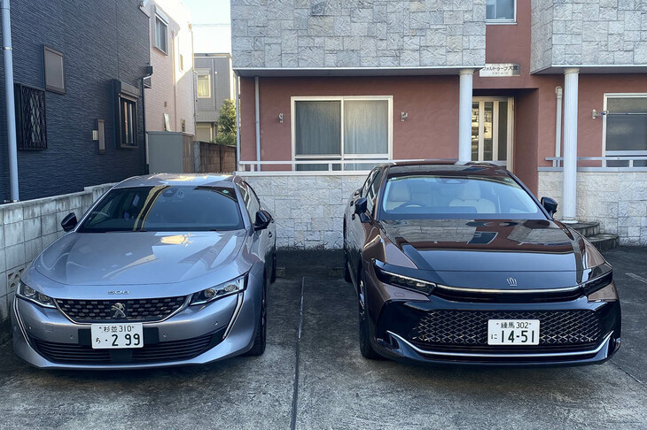 今回試乗した「クラウン クロスオーバー」（写真右）はスポーティーな「RS」系ではなく、普通の2.5リッター直4のオッサンハイブリッドと、4WDの「E-Four」を組み合わせた「Z」グレード。車両本体価格は595万円である。