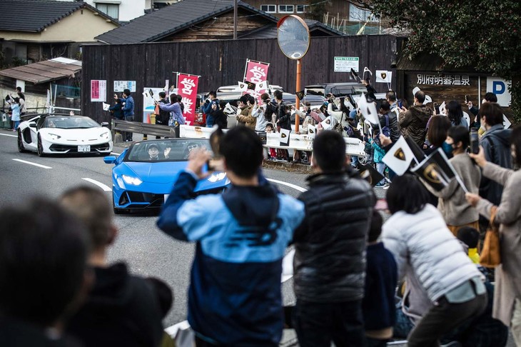 熱烈な歓迎を受けて進む「GIRO」の一団。九州の人々の優しさがうれしい。