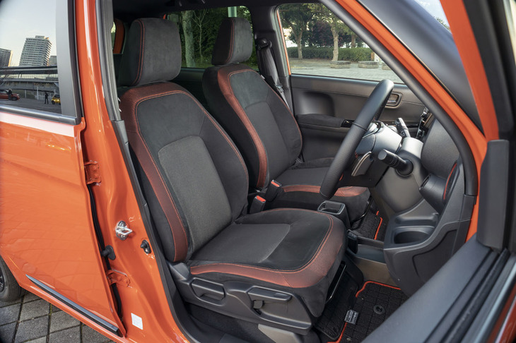 新たにセパレートタイプとなったフロントシート。表皮はグレードによって色だけでなく素材も異なり、「RS」はラックススエードとメッシュジャージーの組み合わせとなる。