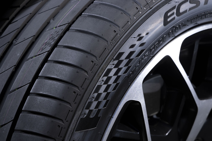 サイドウォールを彩るチェッカードフラッグパターン。乗り込む前から気持ちを高めてくれる遊び心だ。