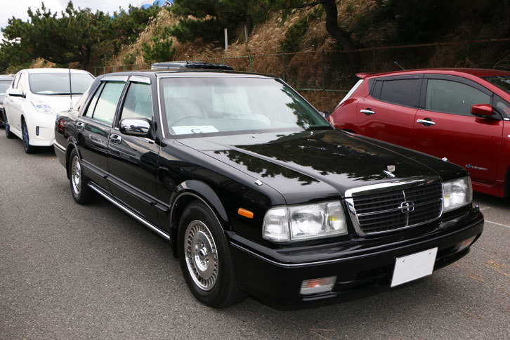 一見、普通の「グロリア」だが、これもオーテック製。モデル名は「ブロアム150L VIP」。150mmストレッチされたロングボディー仕様だ。後席ドアの長さが特徴。