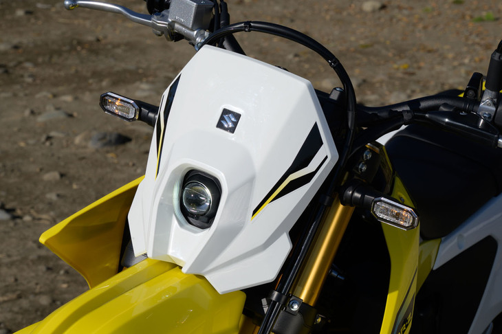 軽量でシンプルなバイファンクションLEDヘッドランプを備えたミニカウル。車体色は試乗車の「チャンピオンイエローNo.2／ソリッドスペシャルホワイトNo.2」と「ソリッドアイアングレー」の2種類が用意される。