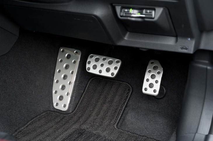 ペダルレイアウトはご覧のとおり。ゴムの滑り止め付きのアルミペダルが全車で標準装備となる。