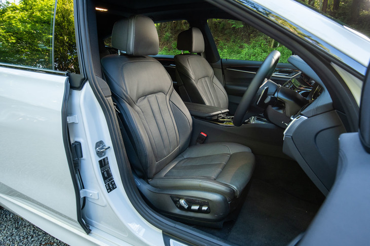 シートには、しっとりとした触感のダコタレザーを採用。フカフカのヘッドレストも心地いい。