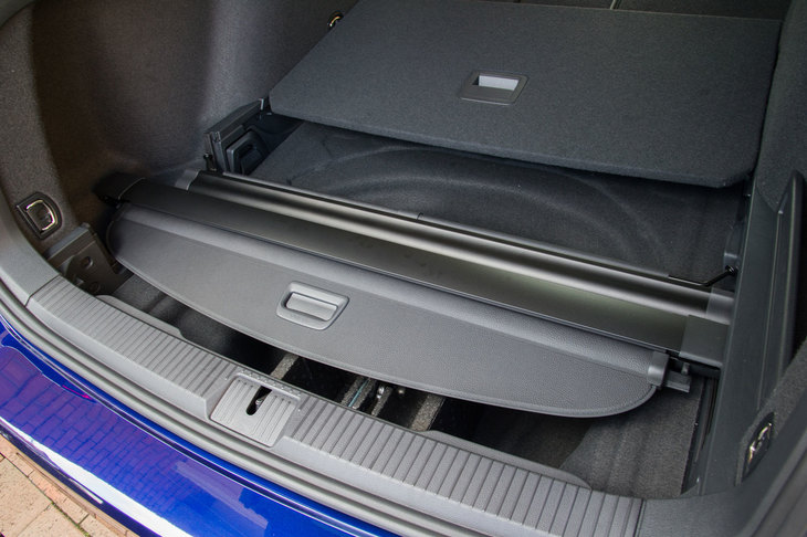外したトノカバーは、ラゲッジルームの床下に固定できる。こうしたところも“抜かりない”。