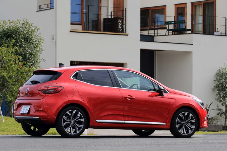 基本車台はルノー・日産・三菱のアライアンスの中でルノーが主導して開発した「CMF-B」プラットフォーム。単体では先代モデルよりも50kg軽量に仕上がっているという。