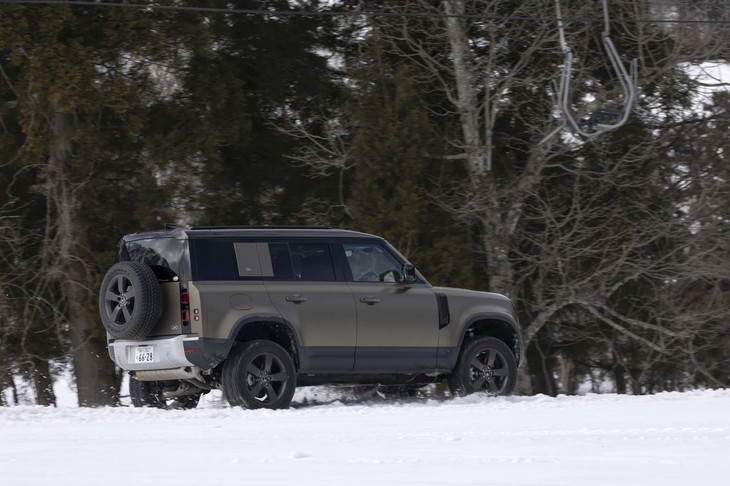 「ディフェンダー110」はエアサスが標準装備となっており、最低地上高を363mmにまで上げられる。