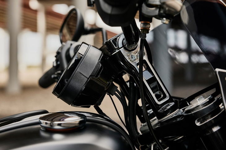 ハンドルまわりには削り出しのトリプルクランプと6インチのライザーを備えたモトスタイルバーを装備。「チーフ」とも「チーフ ボバー」とも異なるカスタムスタイルを表現している。