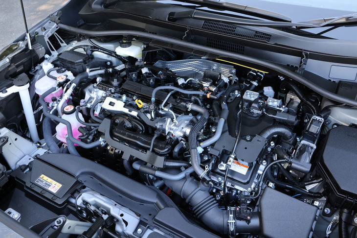最高出力152PS、最大トルク188N・mの2リッター直4エンジンに前後1基ずつのモーターを組み合わせたハイブリッドパワーユニットを搭載。システム最高出力は199PSと発表されている。