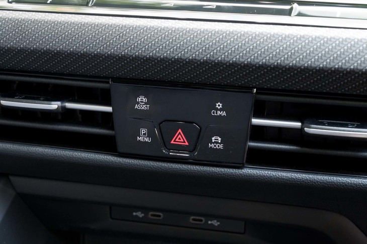 エアコンや先進運転支援システムなどのセッティングは、ダッシュボード中央のタッチスイッチで呼び出してセンタースクリーンで操作する。