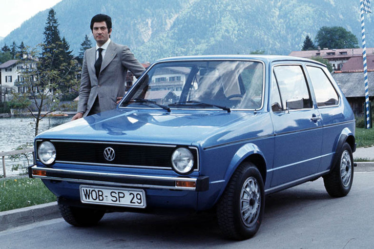 初代「フォルクスワーゲン・ゴルフ」とジウジアーロ。ゴルフは合理的なパッケージングにより、その後の小型大衆車の方向性を決定づけた。