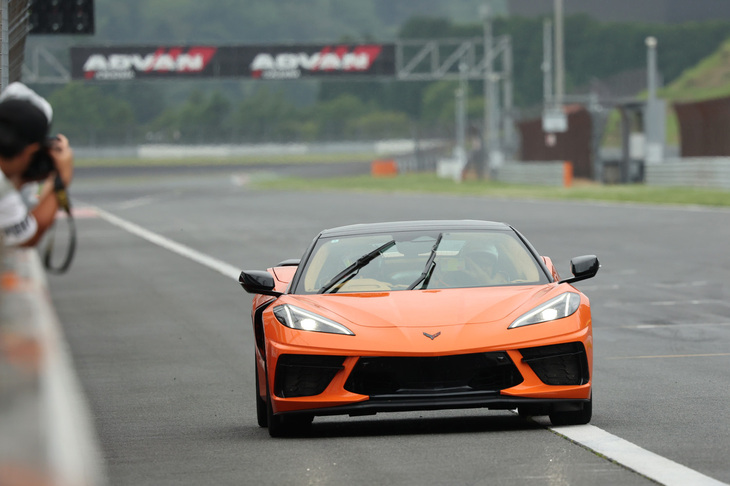 メインストレートを駆け抜ける「C8コルベット コンバーチブル」のサーキットタクシー。200km/h以上のスピードであえてピットウォール寄りを走行したことで、同乗者はスリルを味わったことだろう。