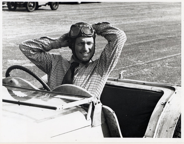 ロータスの創業者であるコーリン・チャップマン（1928-1982）。先進的技術を積極的に取り入れることでスポーツカーとレーシングカーの歴史に革命を起こした。