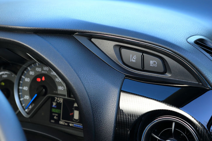 「ヴィッツ」には、レーザーレーダーと単眼カメラを併用した安全装備「Toyota Safety Sense C」が標準装備またはオプションとして用意される。写真右上に見えるのは、その一部機能のオンオフスイッチ。