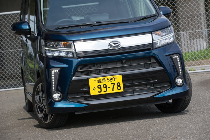 フロントまわりでは、新意匠のバンパーやメッキフロントグリル、新開発の多灯薄型LEDヘッドランプなどが、マイナーチェンジ後のモデルの特徴となっている。