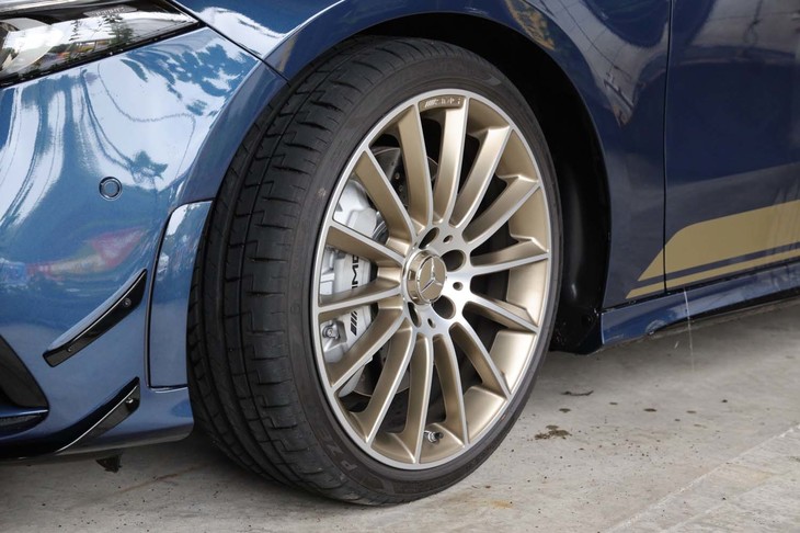 今回の試乗車は、前後235/35R19 サイズの「ピレリPゼロ」タイヤを装着していた。