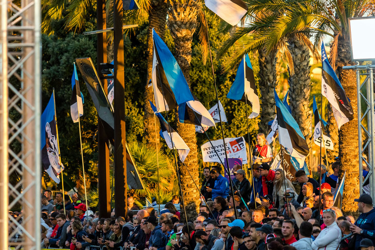 どこのラリーにも駆けつけるタナック応援団の皆さん。スペインにもこの通り。