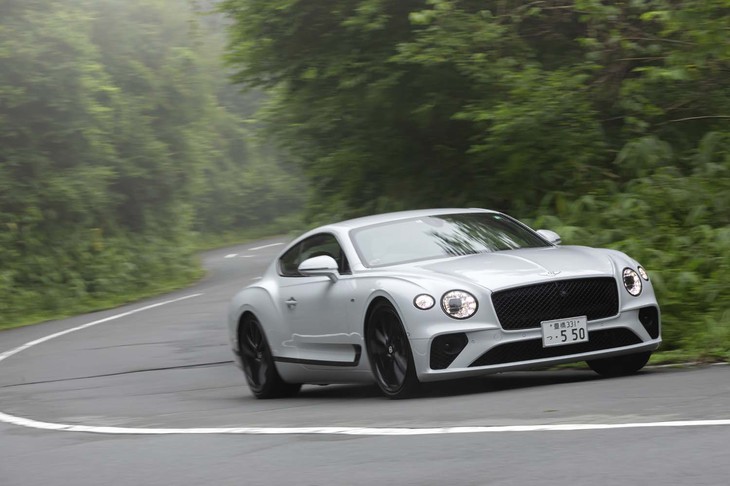 ワインディングロードを駆け抜ける「コンチネンタルGT」。今回は、6リッターW12モデルとともにラインナップされている4リッターV8モデルに試乗した。