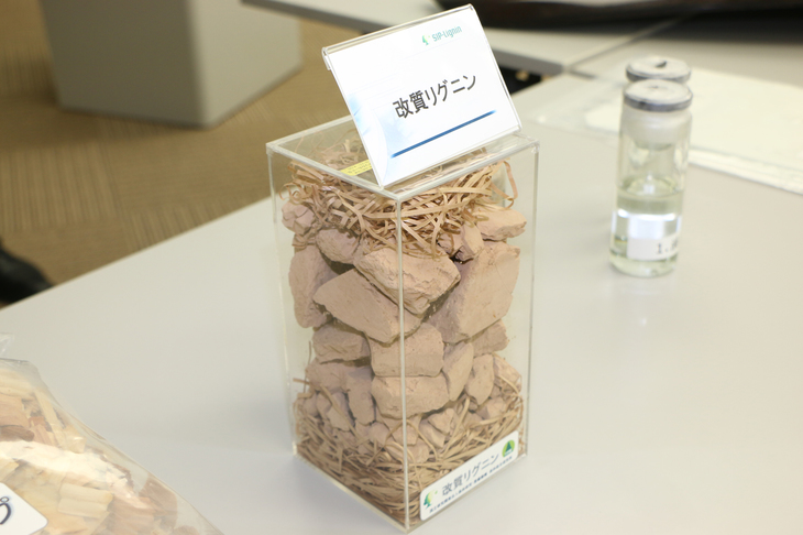 これが今回の主役たる「改質リグニン」。杉の木から作られた素材で、自動車の樹脂パーツに添加して活用することが期待されている。