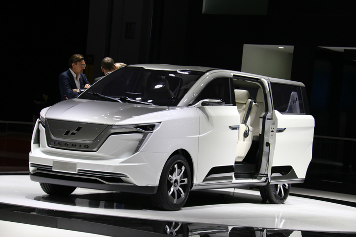 「アイコニック」はアラン・ウー氏による新興EVメーカー。同じくウー氏が設立メンバーを務めるドバイの「Wモータース」と共同でブースを出展した。写真の「セブン」は、ワンボックスカーとしてはかなりモダン。