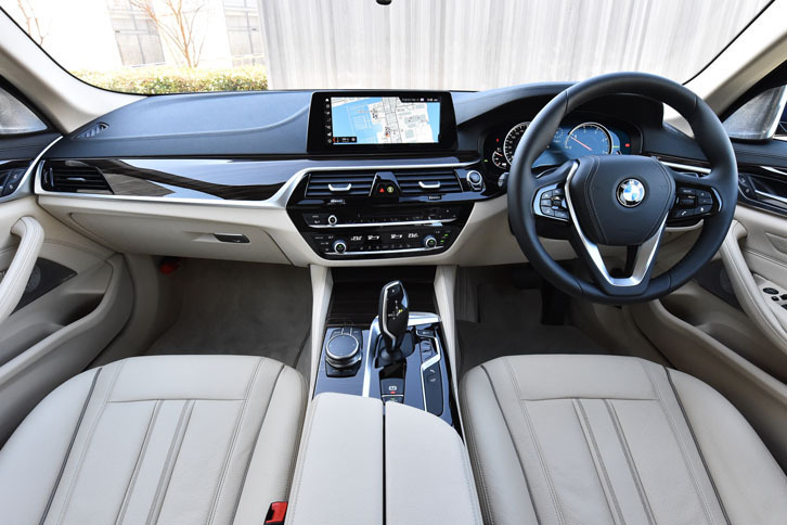 インパネの造形はBMWらしい水平基調のもの。センターパネルが運転席に向けて傾けられている。