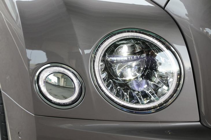 LED式のアダプティブヘッドライトの中に、「BENTLEY」の文字が入る。ライトユニット内のリフレクターも、独特の形状を採用している。