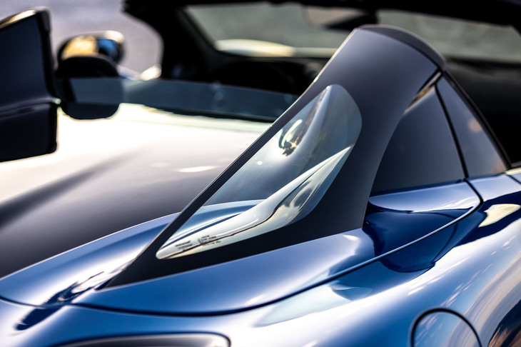 　ルーフトップとリアエンドをつなぐバットレスはスケルトン仕上げに。マクラーレンの視界に対する力の入れ方はライバルとは一線を画す。