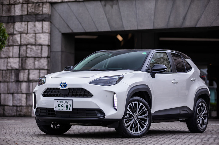 「ヤリス クロス」のサスペンションはフロントがストラット式、リアが搭載パワーユニットにかかわらずFF車はトーションビーム式、4WD車はダブルウイッシュボーン式となる。