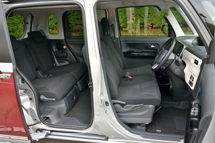 オプション「ブラックインテリアパック」（2万1600円）を選択した車両のインテリア。シート地やドアトリム、オーディオパネルなどのカラーが黒で統一される。