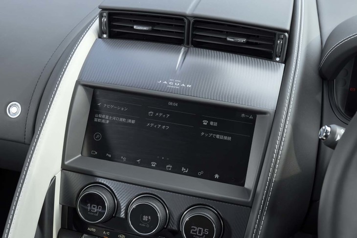 ダッシュボード中央の「EST.1935 JAGUAR COVENTRY」の文字列は今回のマイナーチェンジで加えられた。