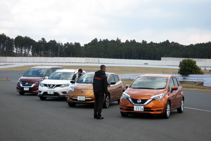 市販モデルの試乗は、サーキットの内周路で行われた。供されたのはご覧の4台で、なぜか「スカイライン」と「フーガ」のハイブリッドモデルは用意されていなかった。