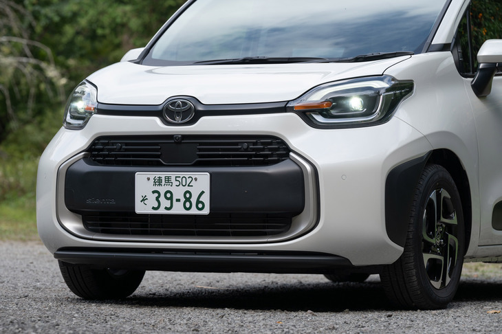 左右のコーナーが大きく、丸く削り込まれたフロントまわり。バンパーやフェンダーと、そこから上のボンネットまわりとで大きく段差がつけられており、非常に立体的な造形となっている。（写真：向後一宏）