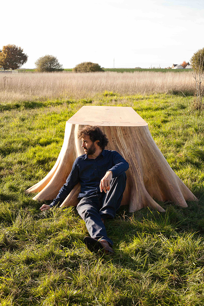 トマ・ドゥ・リュサック氏と、彼がデザインしたテーブル「ラシーン・カレー」。