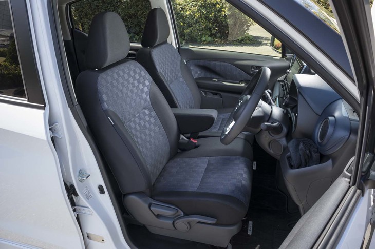 「ハイウェイスター」グレードのシートは、ブラックを基調にブルーでコーディネート。“大人の空間”が演出されている。