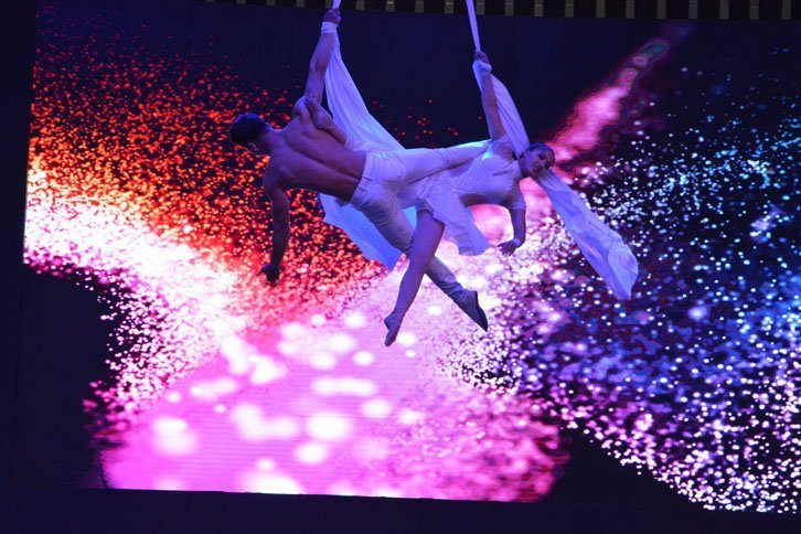 インフィニティの記者会見でのパフォーマンスはあっと驚くアクロバチックなものであった。登場した男女2人のダンサーが、天井から垂れ下がるヒモにつるされ、そのまま空中でダンスを披露したのだ。