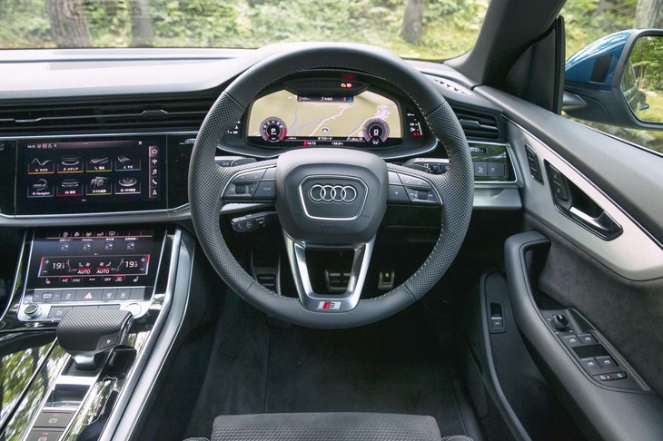 本革巻きのステアリングホイールには、シフトパドルが備わる。チルトとテレスコピックの調節機構は電動式。