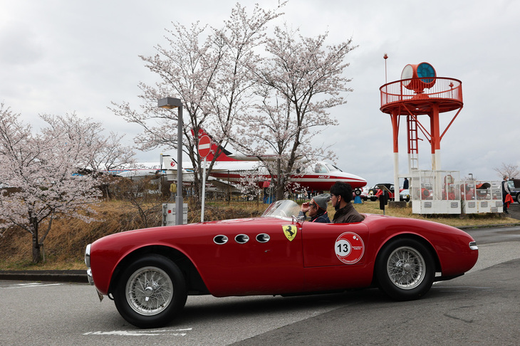 ゴールとなるホテル日航成田に向け、航空科学博物館を後にしようという1951年「フェラーリ340アメリカ」。
