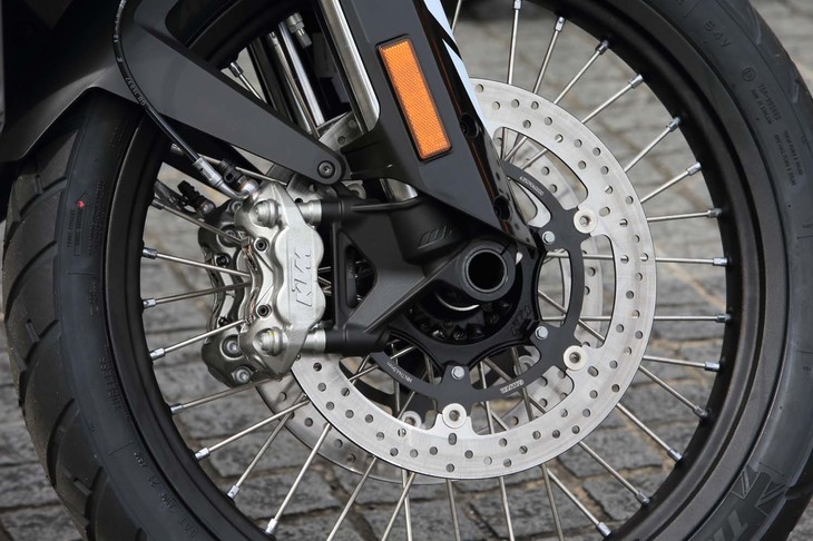 フロントブレーキには260mm径のダブルディスクがおごられる。採用されているホイールのサイズは、2車種ともフロントが21インチ、リアは18インチ。