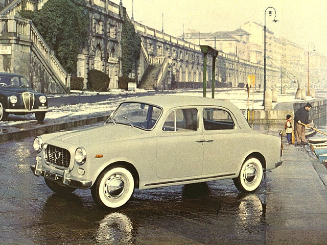 「ランチア・アッピア コンバーチブル」
	1953年にデビューしたランチアのスモールカーで、ヴィットリオ・ヤーノが設計を手がけている。サルーンやクーペに加え、コンバーチブルモデルもラインナップされた。映画に登場するのは、1959年にモデルチェンジを受けた3代目。写真は「ランチア・アッピア ベルリーナ」