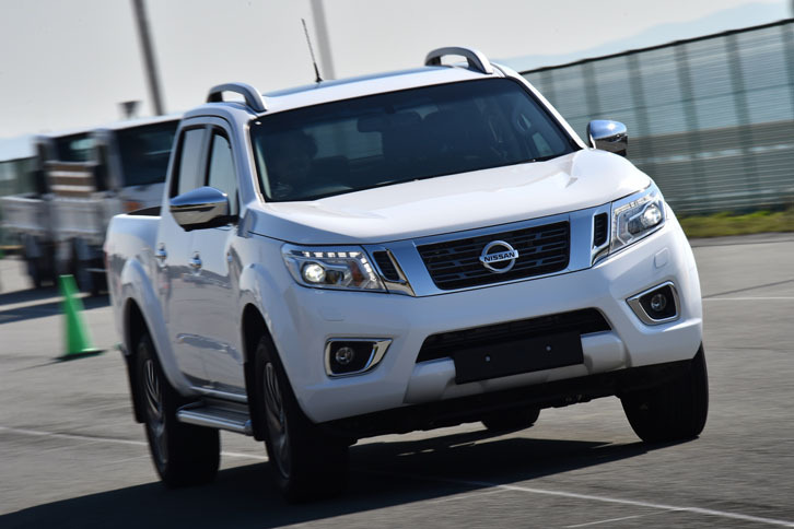 日産NP300ナバラ ダブルキャブ