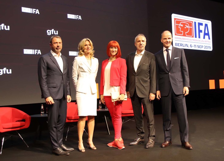 2019年9月4日午後、主催者によるプレゼンテーションで。赤い衣装をまとった中央の女性は、ミスIFA 2019。